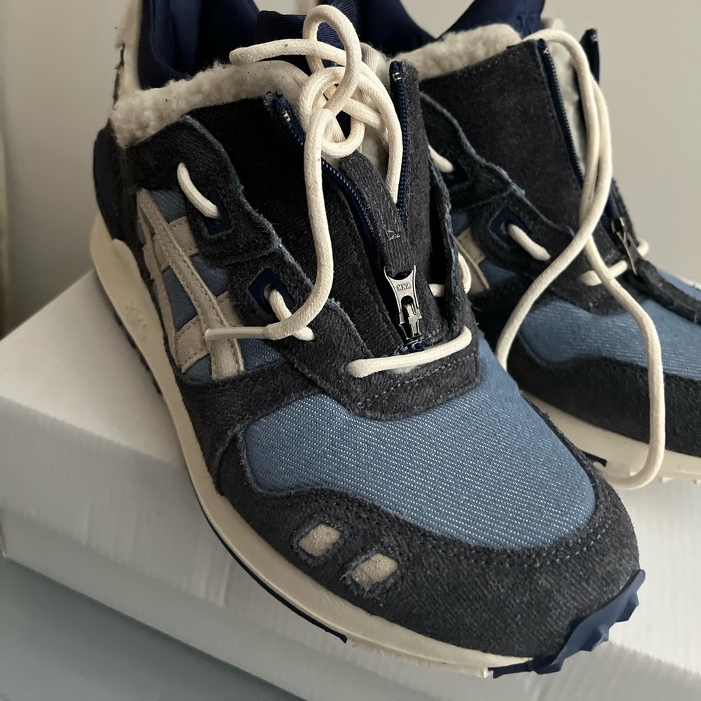 Asics Women’s size 7. Brand new never worn. Narrow fit, not for wide with foot.